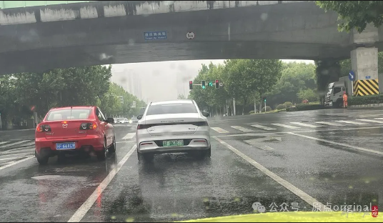 5月11日上午，事發路口交通信號燈顯示正常。