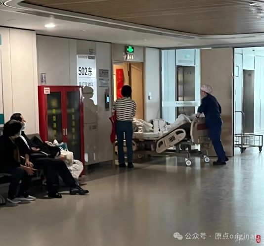 5月11日中午，南通第一人民醫院（新院）住院二部重症區，受傷學生家屬正在等待。