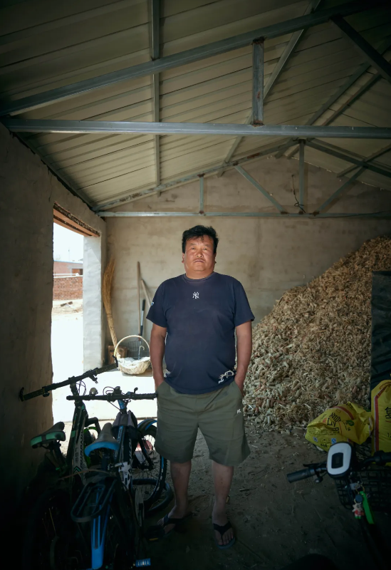 吳七林家裡有十多畝耕地種玉米，這是他如今的主要收入來源之一