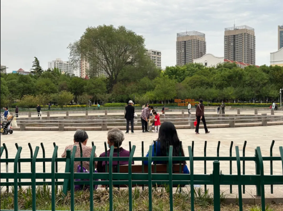 在济宁老城区的一处广场上，陪伴孩子玩耍的大多是老年人