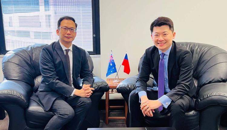 正伟处长(右)肯定夏普澳洲公司经营有成是台湾之光