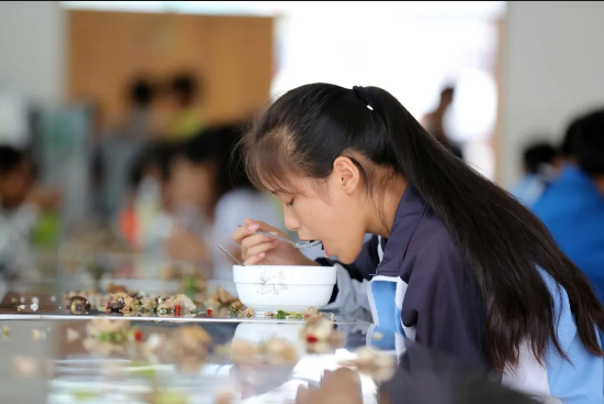 營養餐這塊「唐僧肉」，真在孩子們的餐桌上出現過嗎