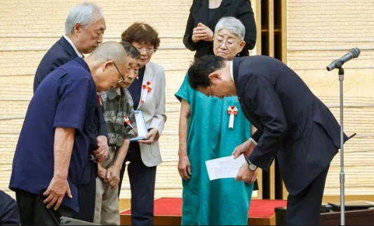 日本首相給當年「計劃生育」的受害者鞠躬道歉，並國家賠償