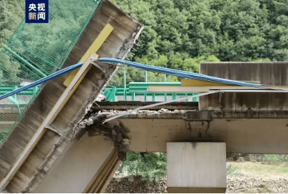 陝西塌橋，「親人的定位一直在橋底下」