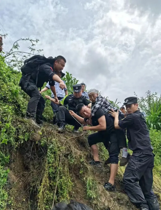 四川雅安山洪致14死25失聯：預警後，他們仍難相信災難會發生