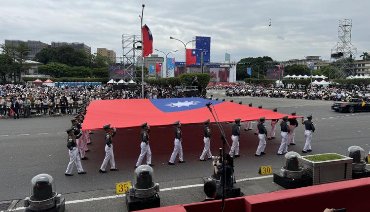 由台灣軍人抬起巨型青天白日滿地紅旗入場（看傳媒）