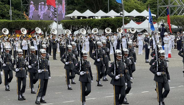 國軍聯合儀隊準備的拋槍演出十分吸睛